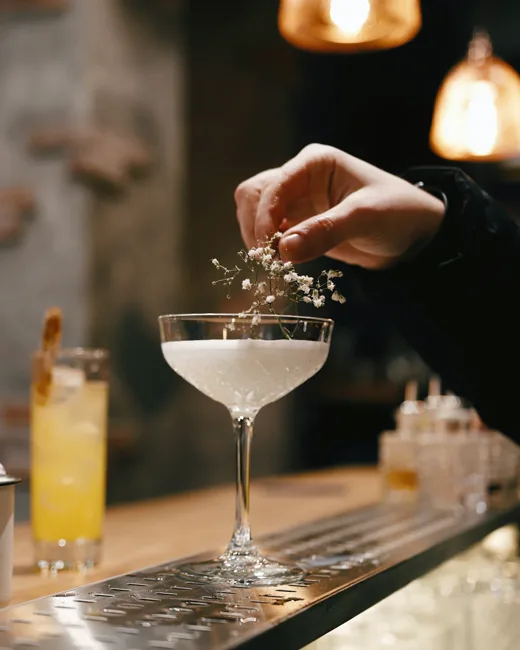 Cocktail dressé au bar
