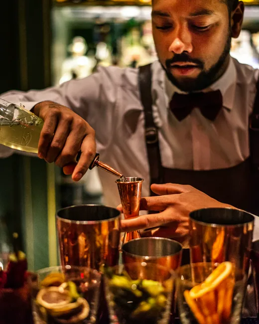 Barman préparant des cocktails