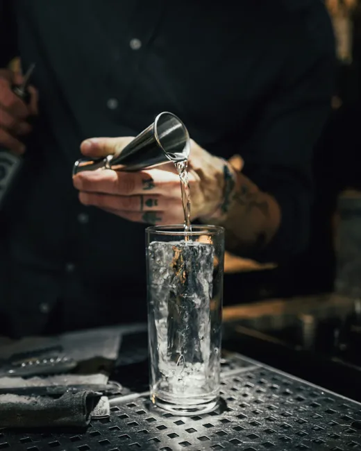 Dosage d'un cocktail au bar