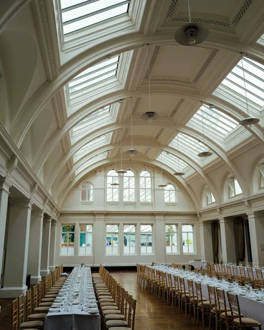 Salle de réception dressée avant l'arrivée des invités