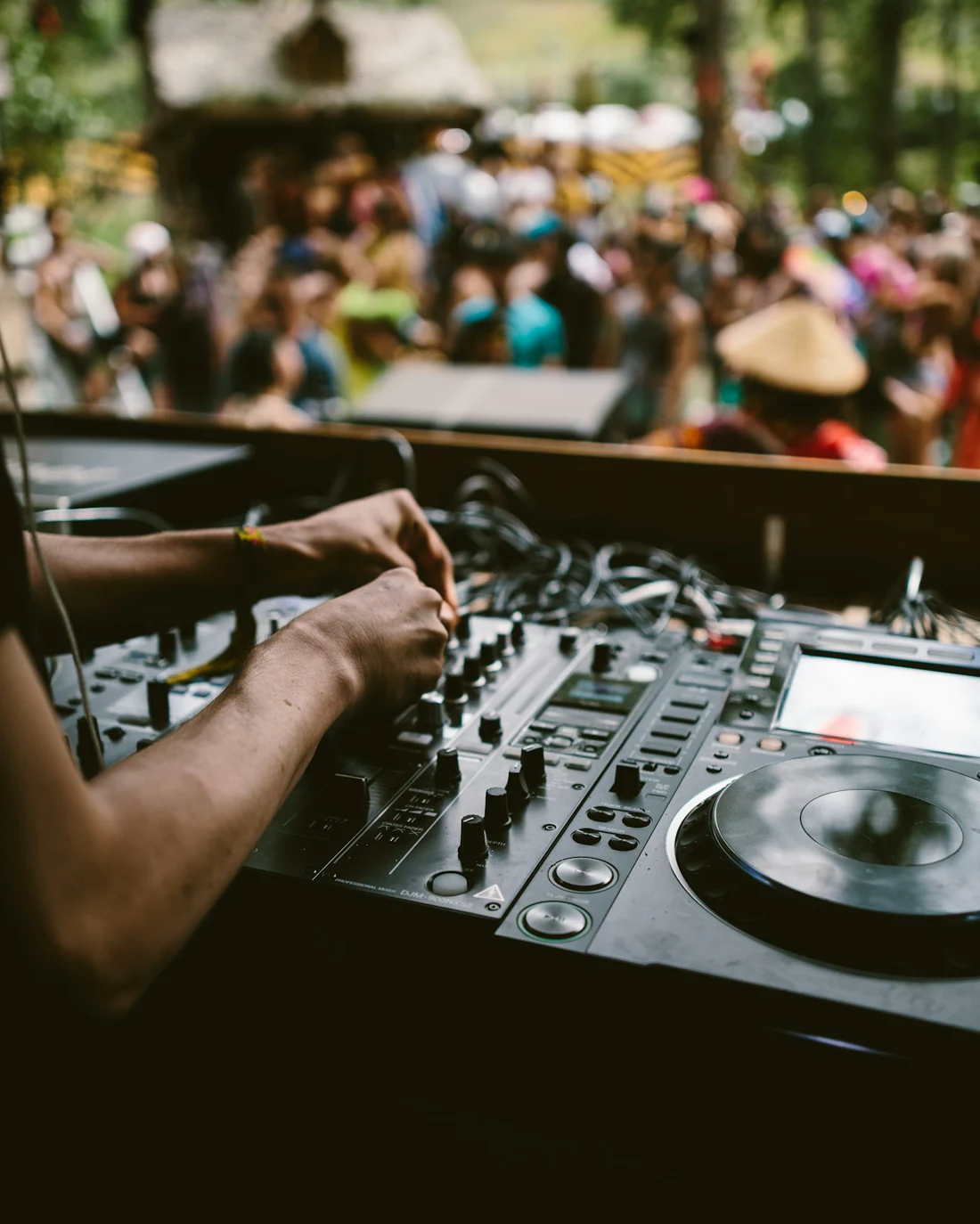 DJ en extérieur devant les invités