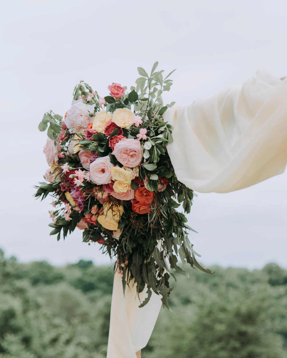 Bouquet de mariée en cascade, tenu à bout de bras