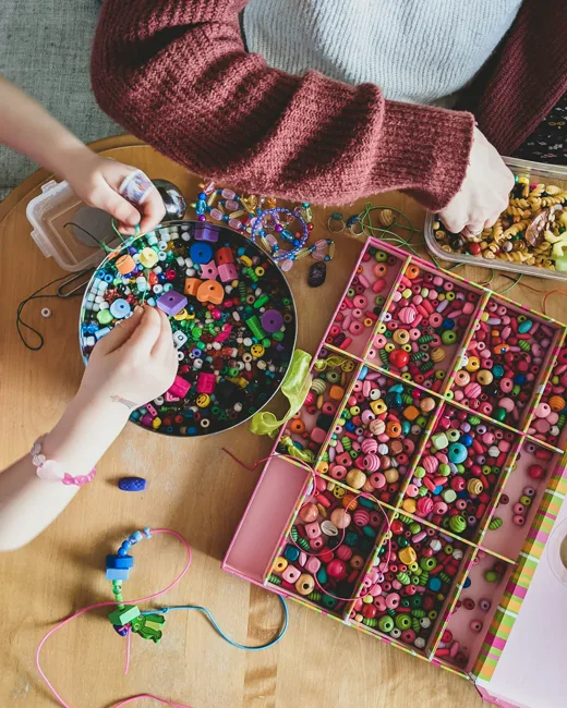 Mains d'enfant à l'atelier créatif