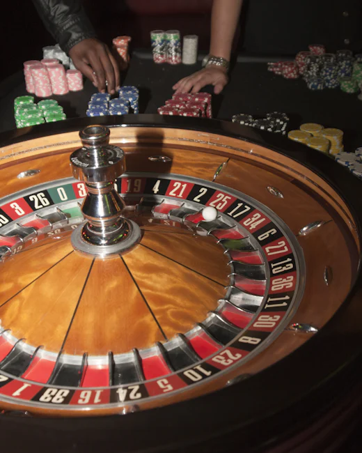 Roulette de casino entourée de jetons