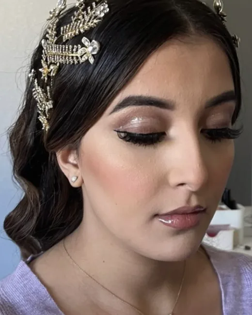 Gros plan sur un maquillage de mariée, bijou de tête doré