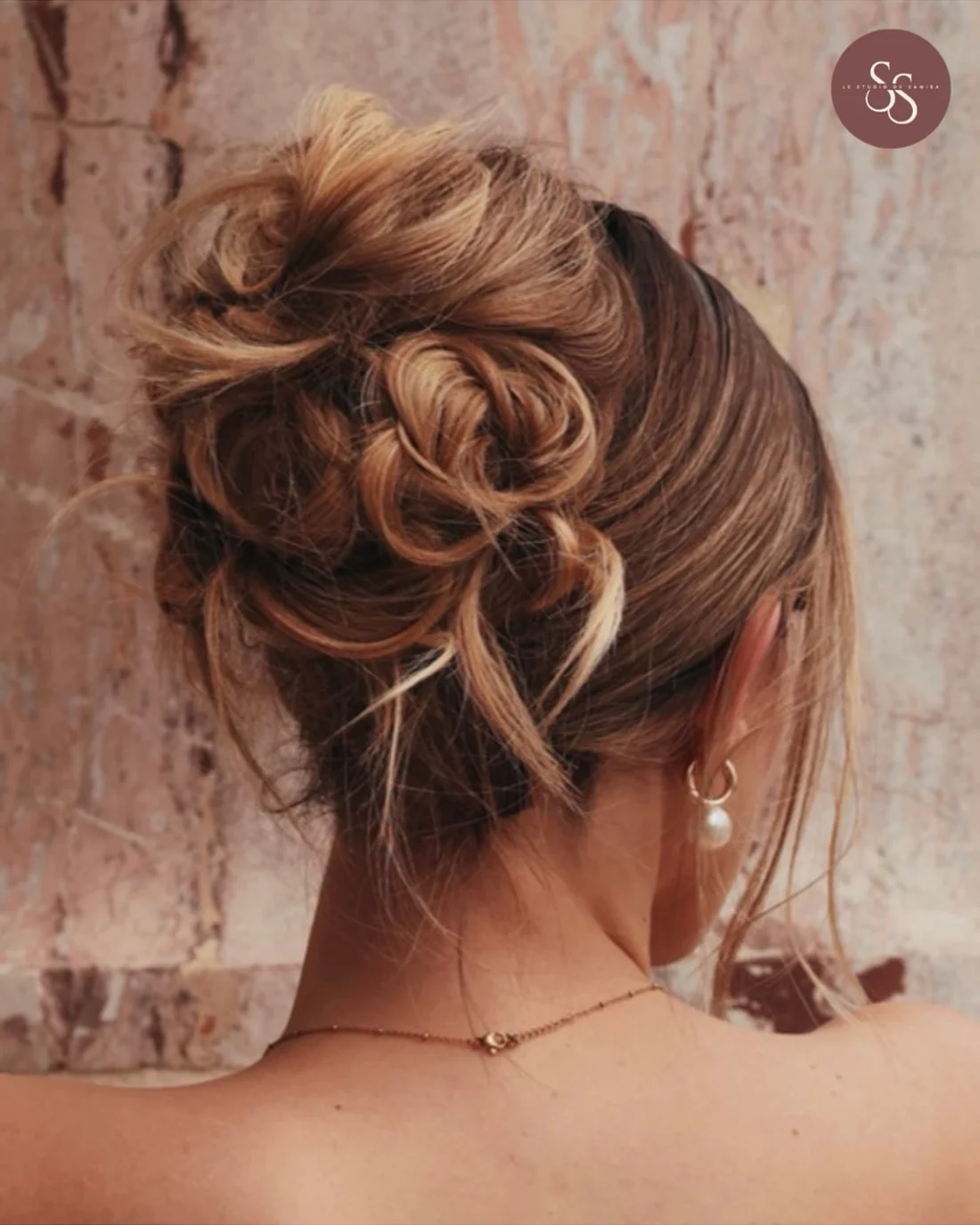 Chignon bouclé travaillé, vu de dos