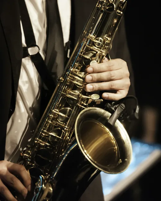 Saxophoniste en tenue de soirée