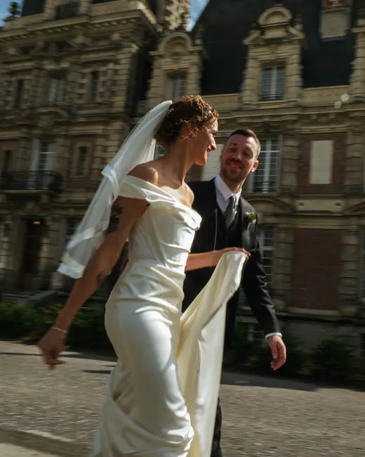 Les mariés devant le château, après la cérémonie