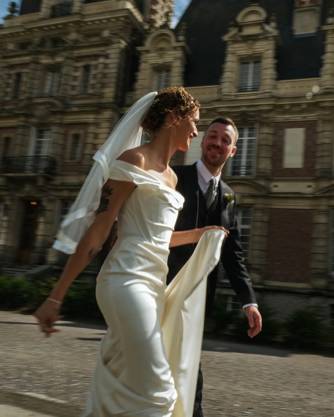 Les mariés devant le château, après la cérémonie