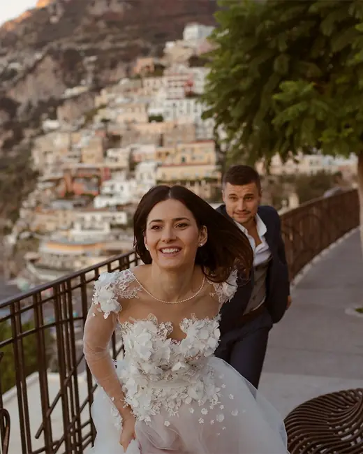 Une mariée sur une terrasse surplombant la côte